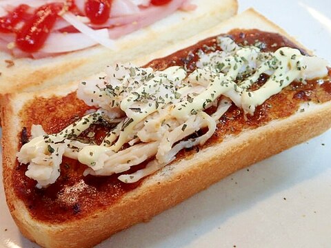 バジル/マヨで　カレーとサラダチキンのトースト